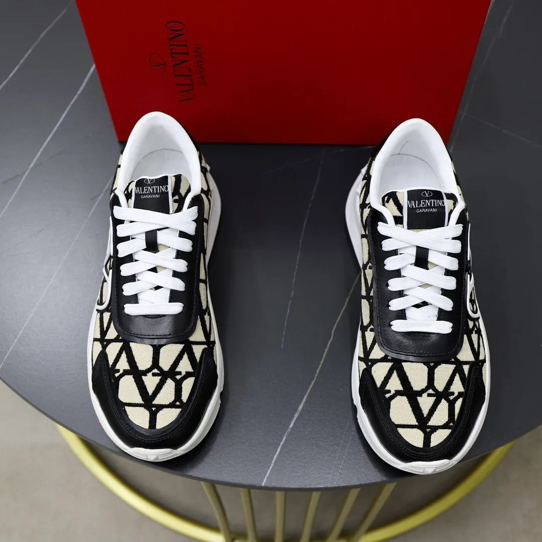 Ex-factory price: 460💰VALENTINO/Valentino 2025s men's latest low-top thick-soled sports shoes are shipped. Made with heavy industry, men's fine casual sports shoes, versatile style. Original leather, rubber lines embellished with geometric segmentation uppers, hand-sewn, novel and fashionable, rubber soles with rivet details on the front and back, VALENTINO GARAVANI LOGO printed on the side, and Valentino Garavani decorative inlay on the tongue. Logo, comfortable, breathable and durable on the feet! Comes with full original packaging! Code number: 38-39-40-41-42-43-44 (45 can be customized)